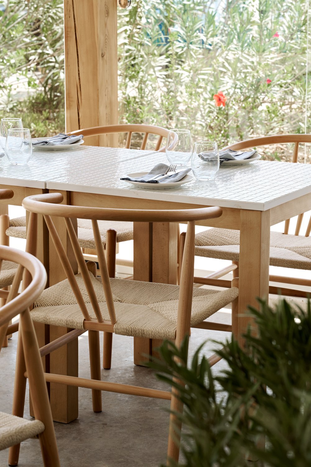 Mesas de azulejo y sillas de madera en el comedor de Morralet